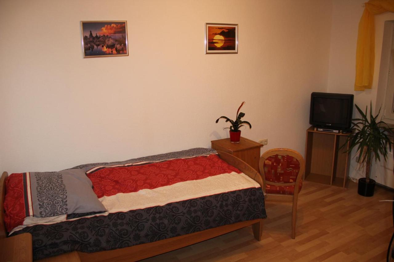 Ferienwohnung Mit 4 Schlafzimmer Fuer 2 Bis 9 Gaeste----Apartment With 4 Bedrooms For 2 To 9 Guests Nürnberg Exterior foto